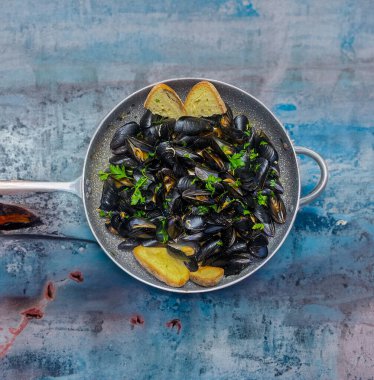 Maydanoz sarımsağıyla kaynatılmış midye çorbası.