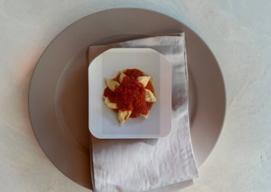 Culurgionis culurgiones. Patates, pekorino peyniri ve naneli geleneksel Sardunya mantısı.