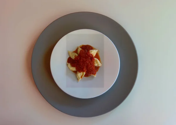 カルグリオン料理 ジャガイモ ペコリーノチーズ ミントで満たされた伝統的なサルデーニャのラヴォリ 典型的なサルデーニャ料理 — ストック写真