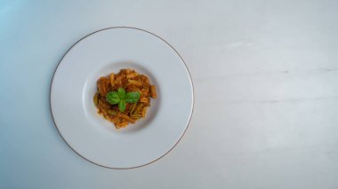 Malloreddus veya Sardunya gnocchetti, yaban domuzu soslu, fesleğen ve pekorino peynirli tipik Sardunya makarnası.