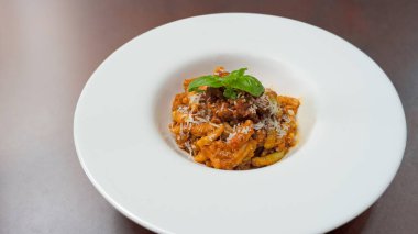 Malloreddus veya Sardunya gnocchetti, yaban domuzu soslu, fesleğen ve pekorino peynirli tipik Sardunya makarnası.