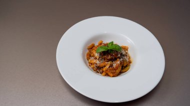 Malloreddus veya Sardunya gnocchetti, yaban domuzu soslu, fesleğen ve pekorino peynirli tipik Sardunya makarnası.