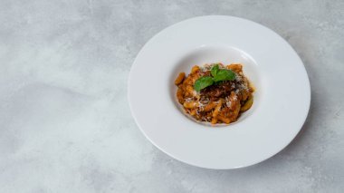 Malloreddus veya Sardunya gnocchetti, yaban domuzu soslu, fesleğen ve pekorino peynirli tipik Sardunya makarnası.