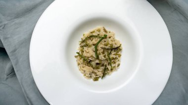 Risotto ve kuşkonmaz, kuşkonmaz acutifolius, beyaz tabakta.