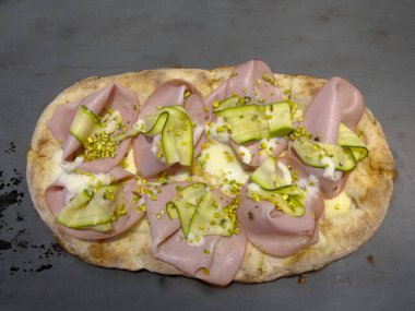 Roma pinsa 'sı, klasik İtalyan pizzasının bir çeşidi. Mortadella, stracciatella ve kuzu marulu ve şam fıstıklı.