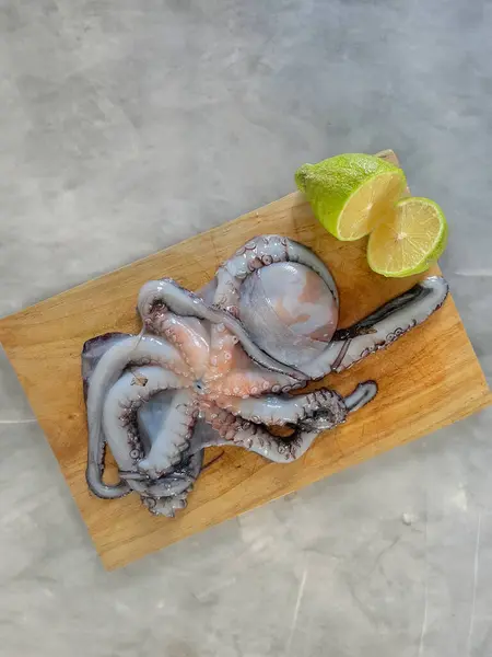 Raw Octopus Wooden Cutting Board Ready Cookin — Stock Photo, Image