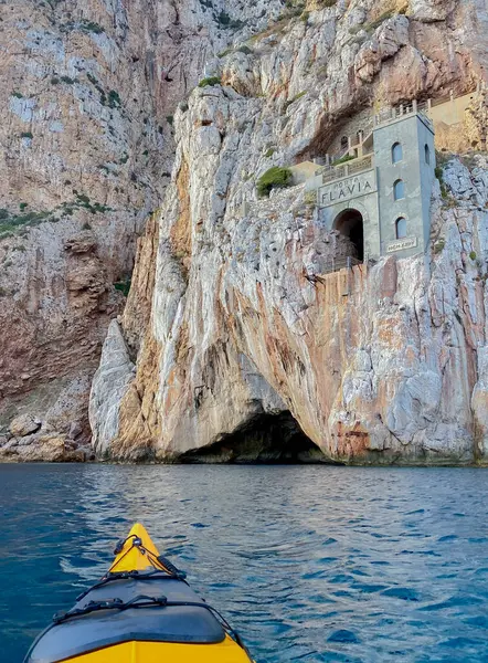 Porto Flavia madeni denizden görüldü, Masua 'ya bakan ön kanalın içinde, güney Sardini, Iglesias' ta Nebida 'nın bir köyü.
