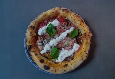 Kenarlı Napoli pizzası, baharatlı biber domates ve koyu arkaplanda mozzarella. Mozzarella 'lı pizza, domates sosu, acı biber.