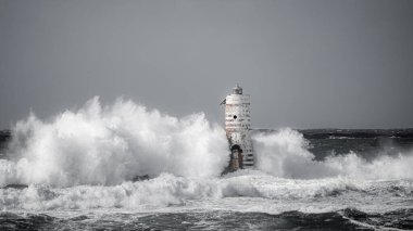 Deniz feneri fırtınası - Mangiabarche deniz feneri Güney Sardunya 'daki Calasetta' da kış dalgası sırasında