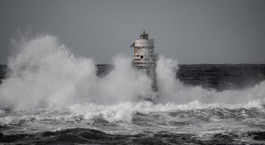 Deniz feneri fırtınası - Mangiabarche deniz feneri Güney Sardunya 'daki Calasetta' da kış dalgası sırasında