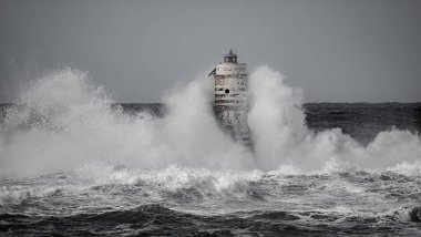 Deniz feneri fırtınası - Mangiabarche deniz feneri Güney Sardunya 'daki Calasetta' da kış dalgası sırasında