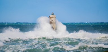 Deniz feneri fırtınası - Mangiabarche deniz feneri Güney Sardunya 'daki Calasetta' da kış dalgası sırasında