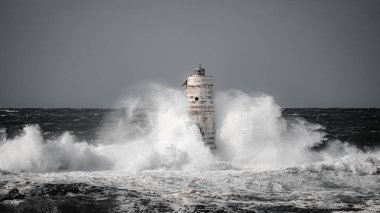 Deniz feneri fırtınası - Mangiabarche deniz feneri Güney Sardunya 'daki Calasetta' da kış dalgası sırasında