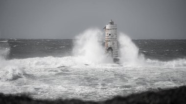 Deniz feneri fırtınası - Mangiabarche deniz feneri Güney Sardunya 'daki Calasetta' da kış dalgası sırasında