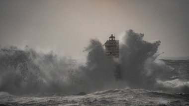 Deniz feneri fırtınası - Mangiabarche deniz feneri Güney Sardunya 'daki Calasetta' da kış dalgası sırasında