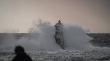 Deniz feneri fırtınası - Mangiabarche deniz feneri Güney Sardunya 'daki Calasetta' da kış dalgası sırasında