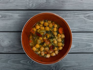 Nohut çorbası, kiraz domatesleri ve roket, vejetaryen foo