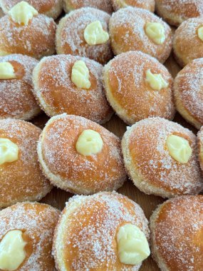  Kızarmış keşişler ya da Parafrittus, kızarmış donut, tipik Sardunya tatlıları.