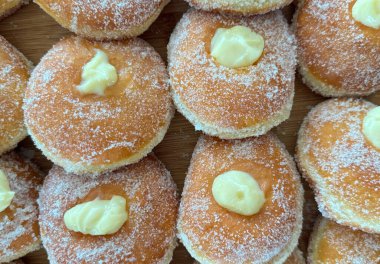  Kızarmış keşişler ya da Parafrittus, kızarmış donut, tipik Sardunya tatlıları.