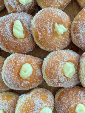  Kızarmış keşişler ya da Parafrittus, kızarmış donut, tipik Sardunya tatlıları.