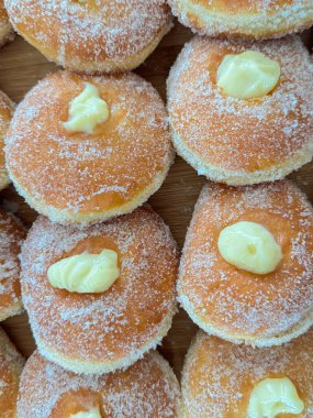  Kızarmış keşişler ya da Parafrittus, kızarmış donut, tipik Sardunya tatlıları.