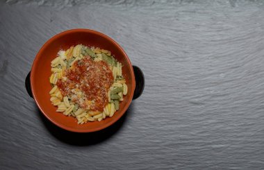 Malloreddus veya Sardunya gnocchetti, yaban domuzu soslu, fesleğen ve pekorino peynirli tipik Sardunya makarnası.