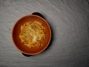 Malloreddus veya Sardunya gnocchetti, yaban domuzu soslu, fesleğen ve pekorino peynirli tipik Sardunya makarnası.