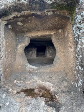 Domus de Janas necropolis Partulesi Ittireddu - peri evi, tarih öncesi taş yapı tipik Sardunya