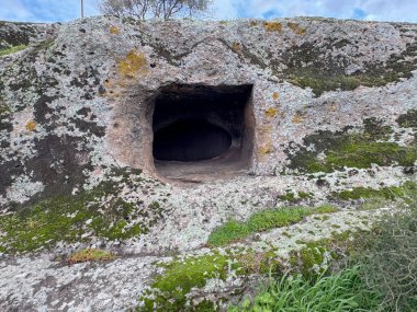 Domus de Janas necropolis Partulesi Ittireddu - peri evi, tarih öncesi taş yapı tipik Sardunya