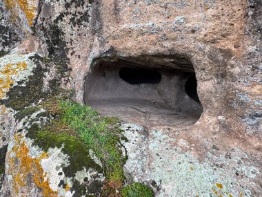 Domus de Janas necropolis Partulesi Ittireddu - peri evi, tarih öncesi taş yapı tipik Sardunya