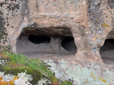 Nuraghe Loelle Nuragic Arkeolojik Alanı, Sardunya 'nın merkezindeki Budduso Belediyesi' nde yer almaktadır.