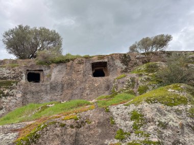 Nuraghe Loelle Nuragic Arkeolojik Alanı, Sardunya 'nın merkezindeki Budduso Belediyesi' nde yer almaktadır.