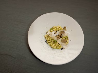 Maccarones de punzu veya malloreddus ile adaçayı, nane ve laconi truffle ve pecorino, tipik Sardunya geçmişi