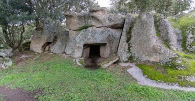 Domus de Janas nekropolis Ludurru - peri evi, tarih öncesi taş yapı tipik Sardunya