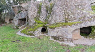 Domus de Janas nekropolis Ludurru - peri evi, tarih öncesi taş yapı tipik Sardunya