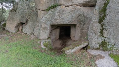 Domus de Janas nekropolis Ludurru - peri evi, tarih öncesi taş yapı tipik Sardunya