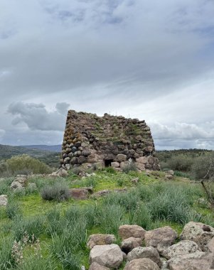 Nuraghe Luche, Illorai, Sardunya 'nın merkezinde, özellikle kısmen çökmüş tek bir kule.