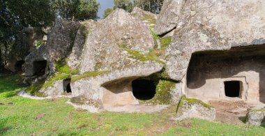 Domus de Janas nekropolis Ludurru - peri evi, tarih öncesi taş yapı tipik Sardunya