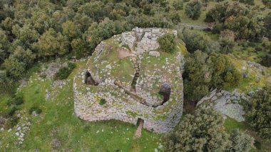 Nuraghe Loelle Nuragic Arkeolojik Alanı, Sardunya 'nın merkezindeki Budduso Belediyesi' nde yer almaktadır.