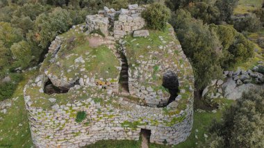 Nuraghe Loelle Nuragic Arkeolojik Alanı, Sardunya 'nın merkezindeki Budduso Belediyesi' nde yer almaktadır.