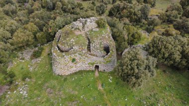 Nuraghe Loelle Nuragic Arkeolojik Alanı, Sardunya 'nın merkezindeki Budduso Belediyesi' nde yer almaktadır.
