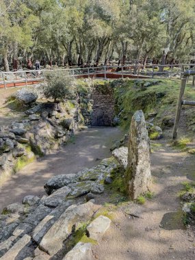 Romanzesu 'nun Nuragic kompleksi. Sardini' nin merkezinde kutsal kuyular ve Bitti nuraghi var.