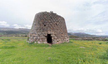 Sardunya merkezindeki Silanus 'ta Santa Serbana Kilisesi' nin yanında Nuraghe Santa Sabina.