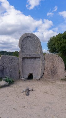 Tunç çağında Doragli, Sardunya, Ital gibi bakıcı uygarlıklar tarafından inşa edilen Coddu Vecchiu 'nun dev mezarı.