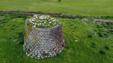 Sardunya 'nın merkezindeki Silanus' ta Santa Serbana Kilisesi 'nin yanında Nuraghe Santa Sabina.