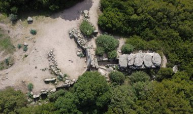 Tunç çağında Doragli, Sardunya, Ital gibi bakıcı uygarlıklar tarafından inşa edilen Coddu Vecchiu 'nun dev mezarı.