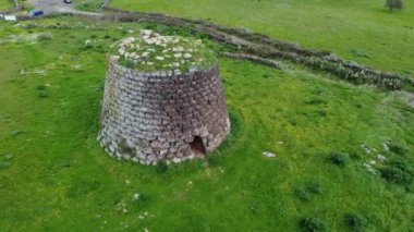 Sardunya merkezindeki Silanus 'ta Santa Serbana Kilisesi' nin yanında Nuraghe Santa Sabina.