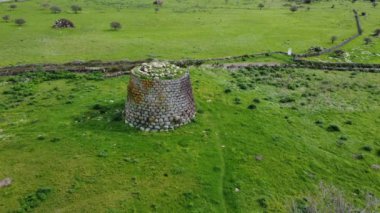 Sardunya merkezindeki Silanus 'ta Santa Serbana Kilisesi' nin yanında Nuraghe Santa Sabina.