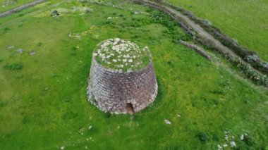 Sardunya merkezindeki Silanus 'ta Santa Serbana Kilisesi' nin yanında Nuraghe Santa Sabina.