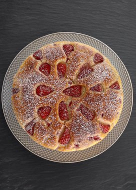 Gri arkaplanda çilekli cheesecake